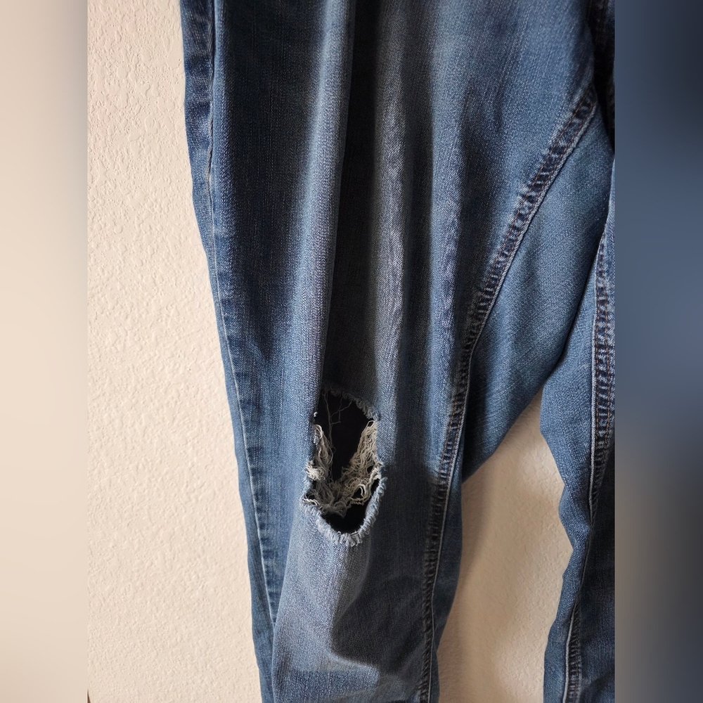 Distressed Blue Jeans Capri - Picture 5 of 5